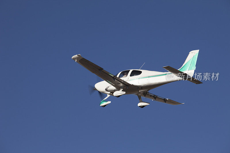 豪华私人飞机，Cirus SR 22练习起飞和降落。
